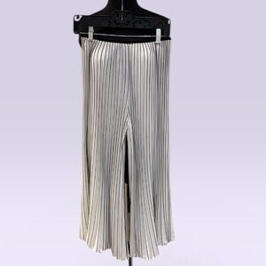 Wide-Leg White Pleated Pinstripe Pants Size O/S